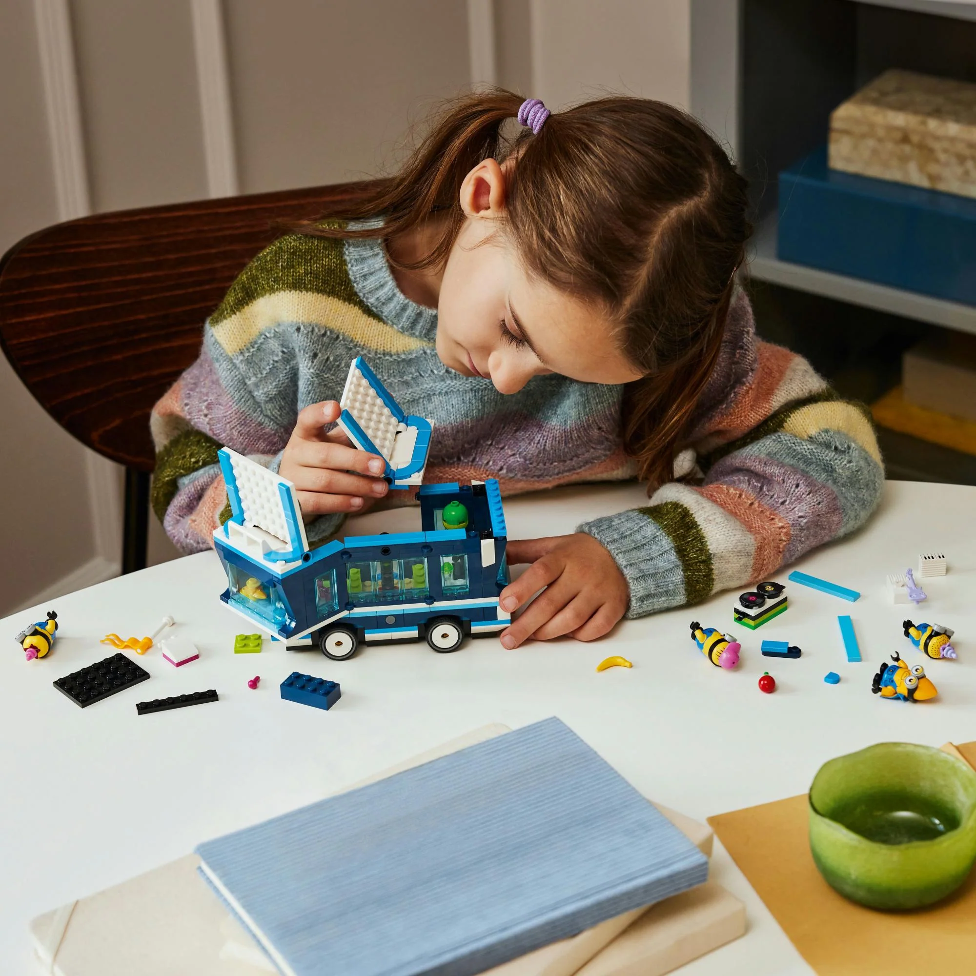 LEGO 75581 Minions and the Party Bus