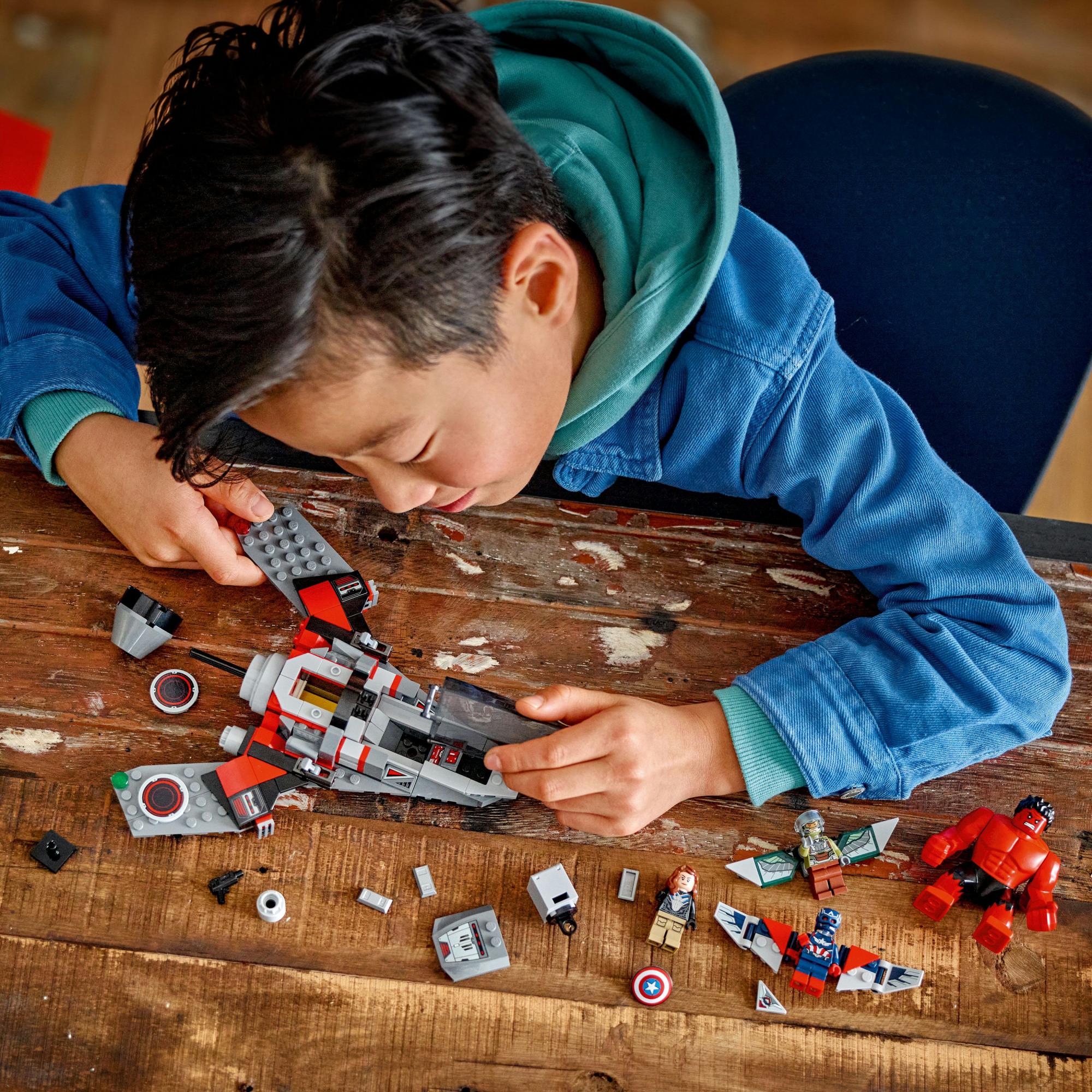 LEGO 76292 Marvel Super Heroes Captain America vs. Red Hulk Showdown