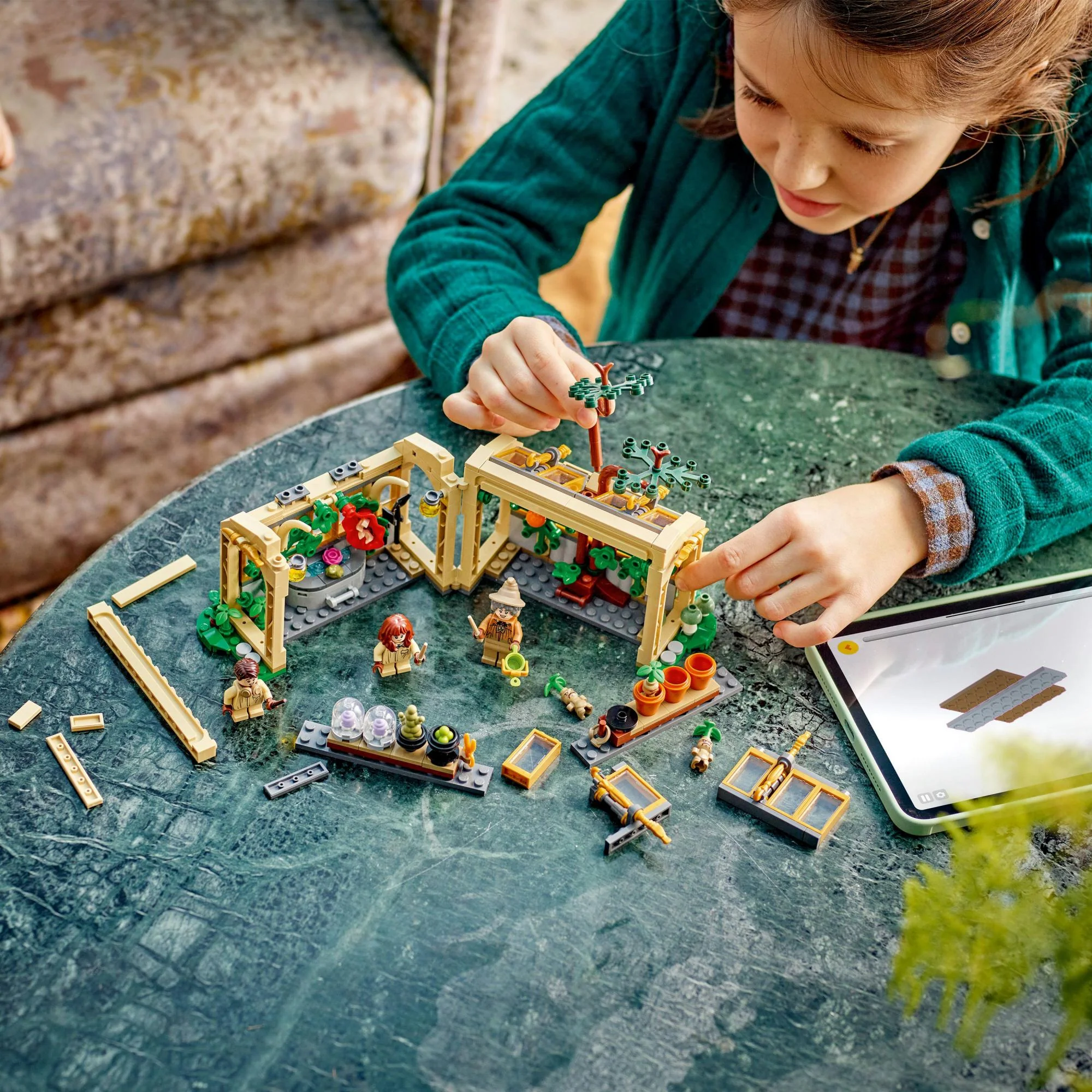 LEGO 76445 Harry Potter Hogwarts Castle: Herbology Class