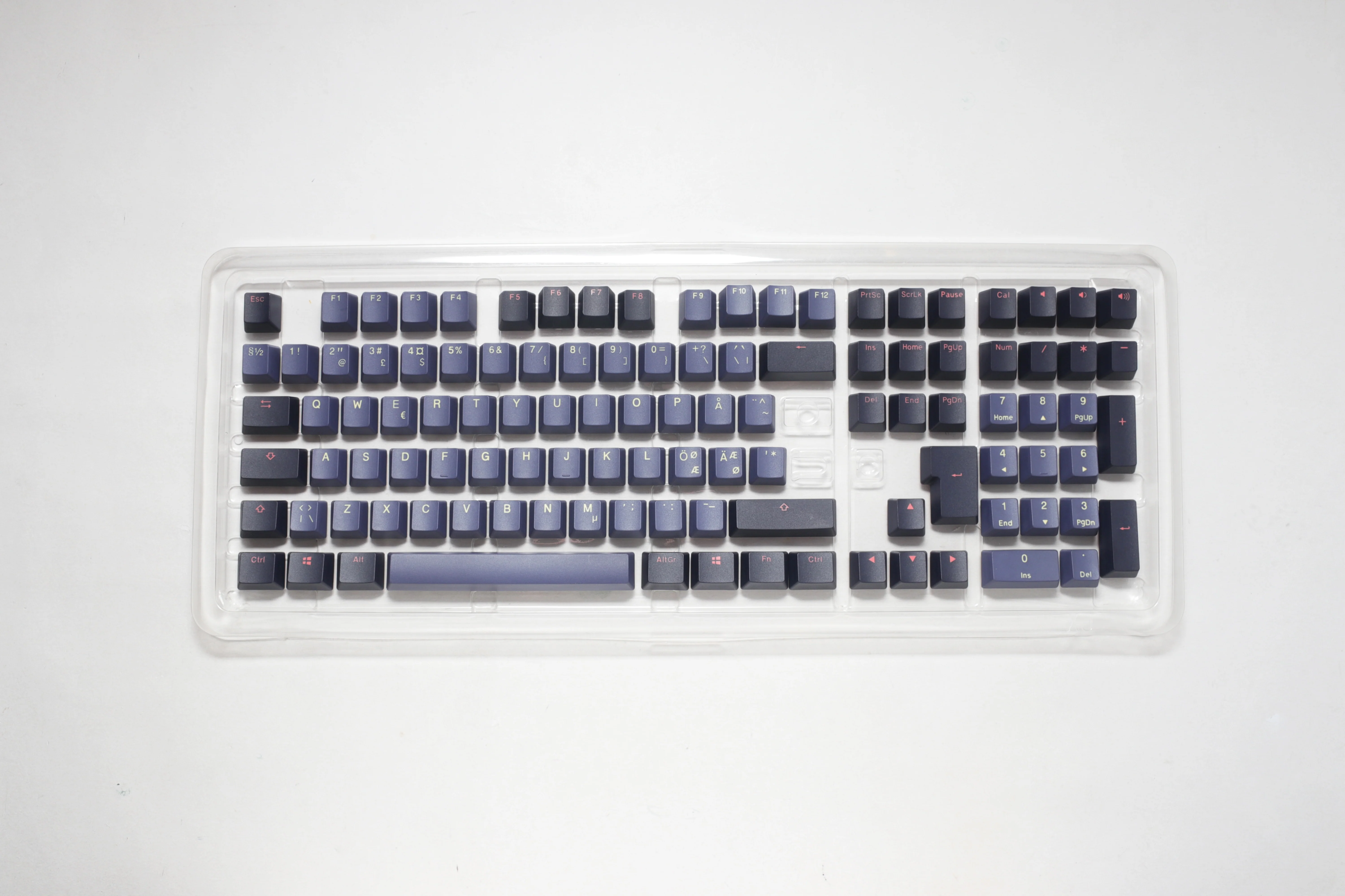 Ducky Cosmic - 115 Keycap Set - double shot PBT - Perse & Dark Purple - Nordic Layout