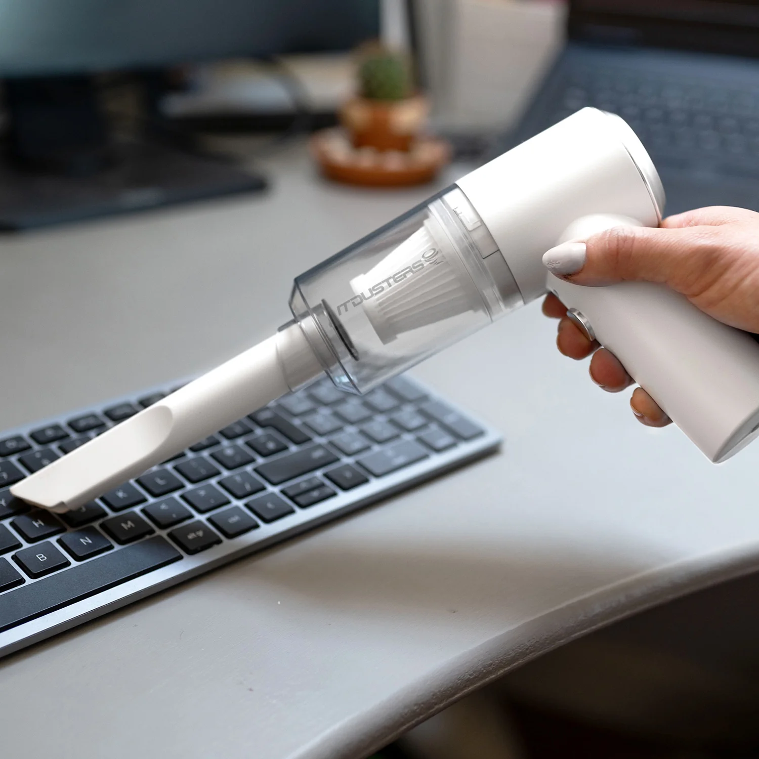 IT Dusters XTRACT Akku-Staubsauger – 4500 Pa. 2000 mAh (bis zu 30 Min.). 2x Düsen im Lieferumfang enthalten