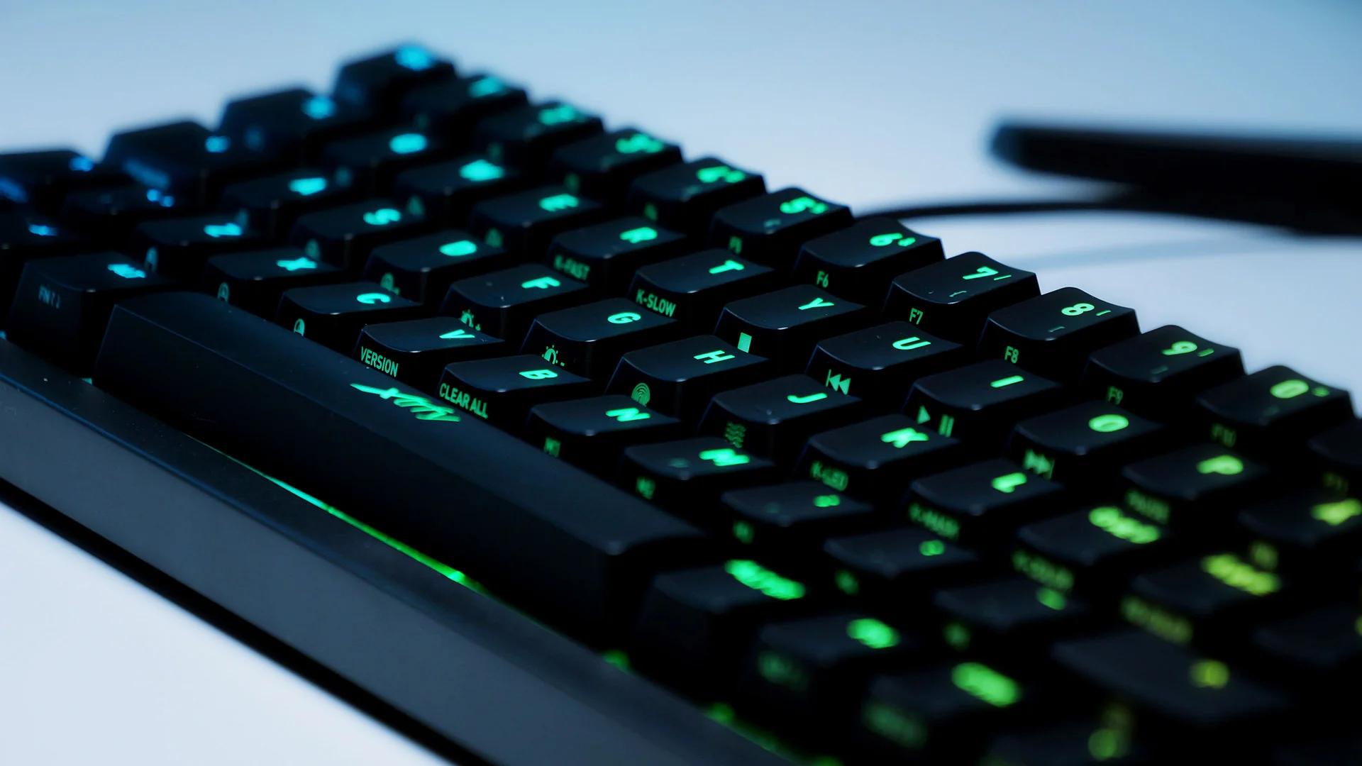 Xtrfy K5 RGB. Kompakt 65 % Schwarz